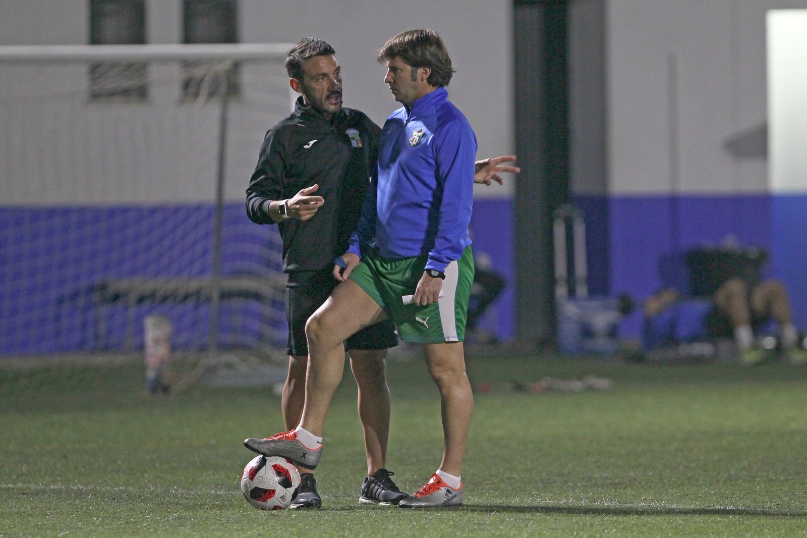 Jesús Mendoza conversa con José María Moreno en un entrenamiento.