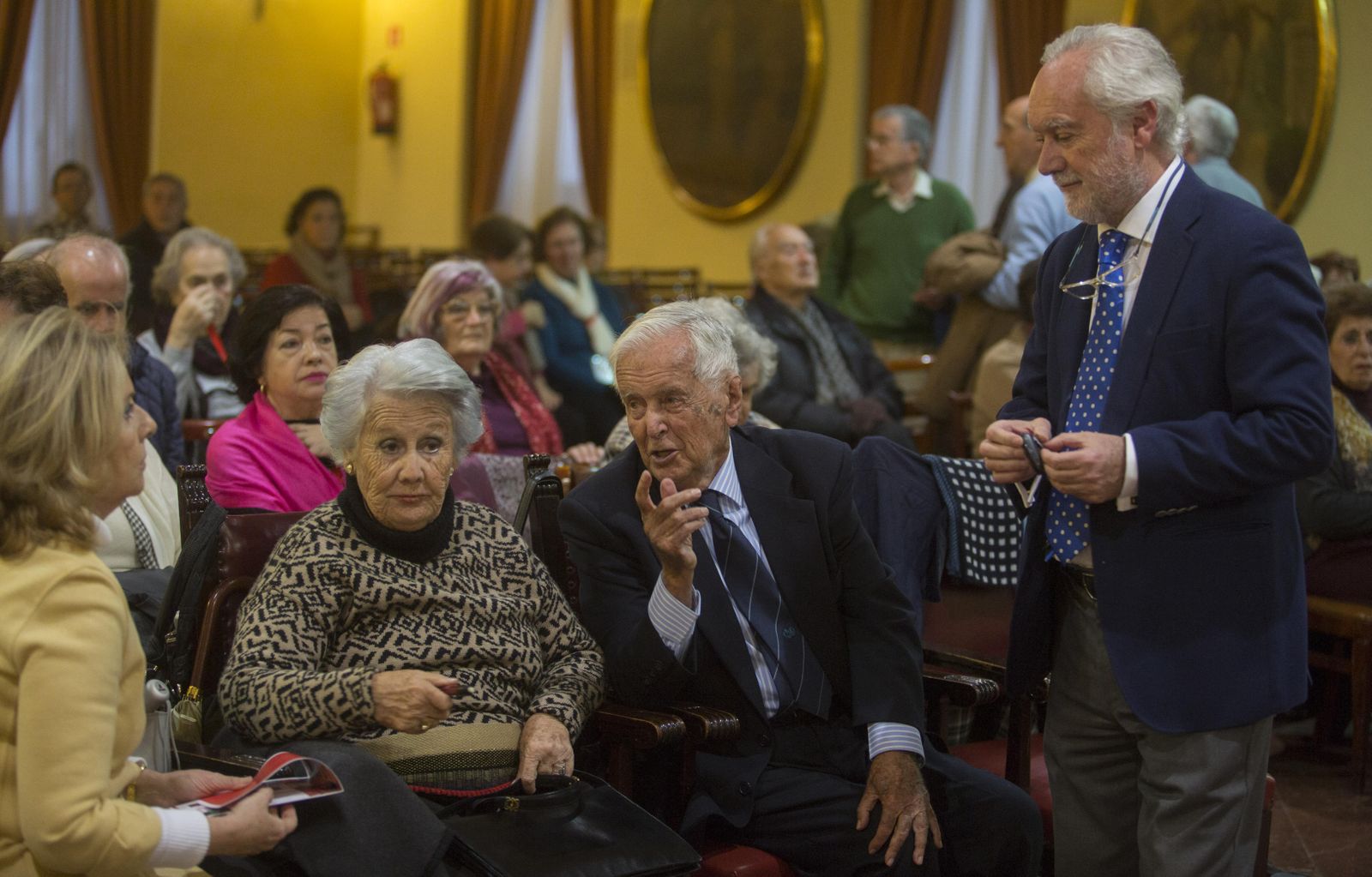 Mariano Palancar Penella con su esposa, Luisa Sánchez, ayer en el Círculo de Labradores. A ambos lados, sus hijos Emma y Mariano Palancar (de pie).