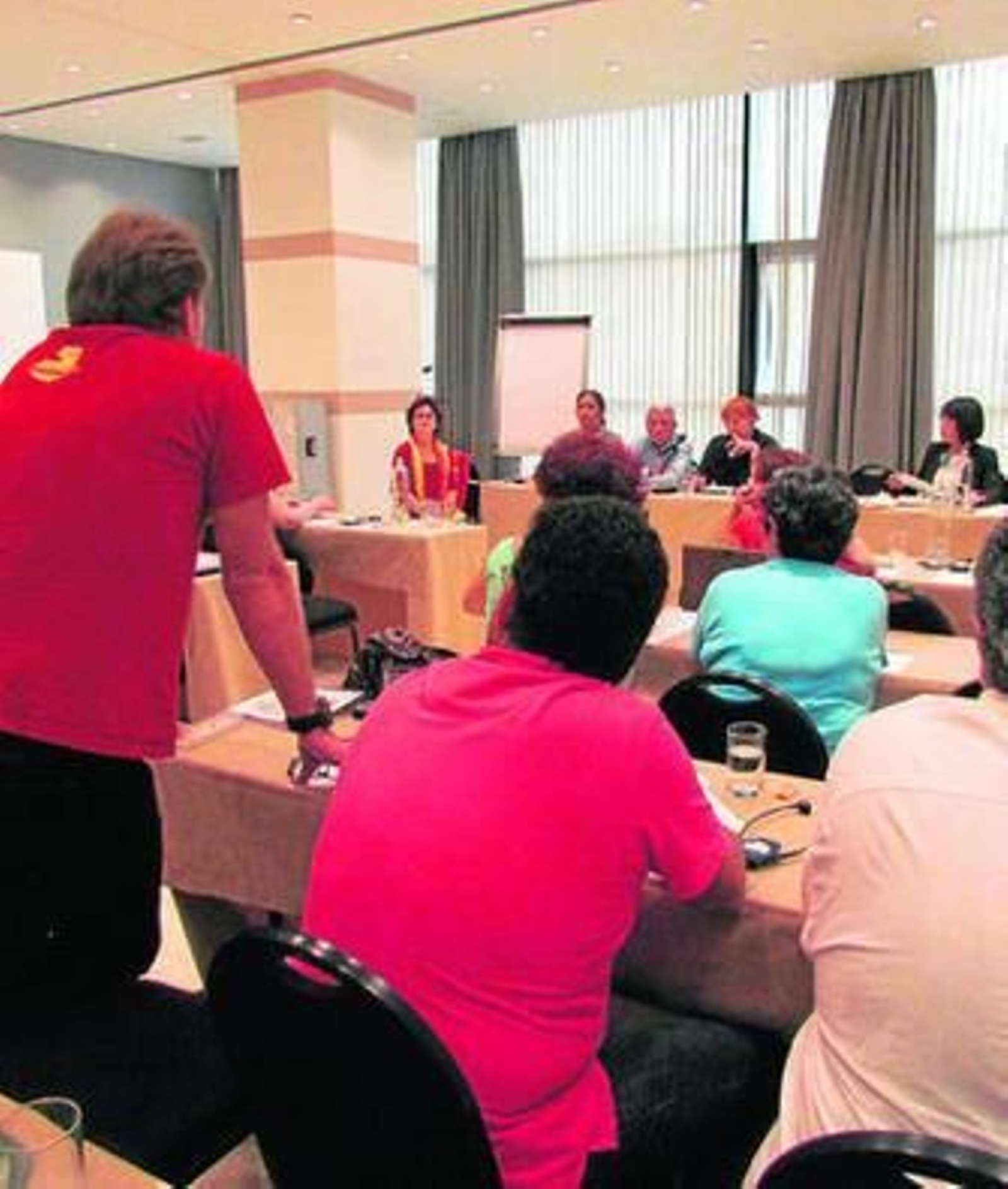 Los miembros del grupo de la ONU escuchan la información. Los miembros del grupo de la ONU escuchan la información.
