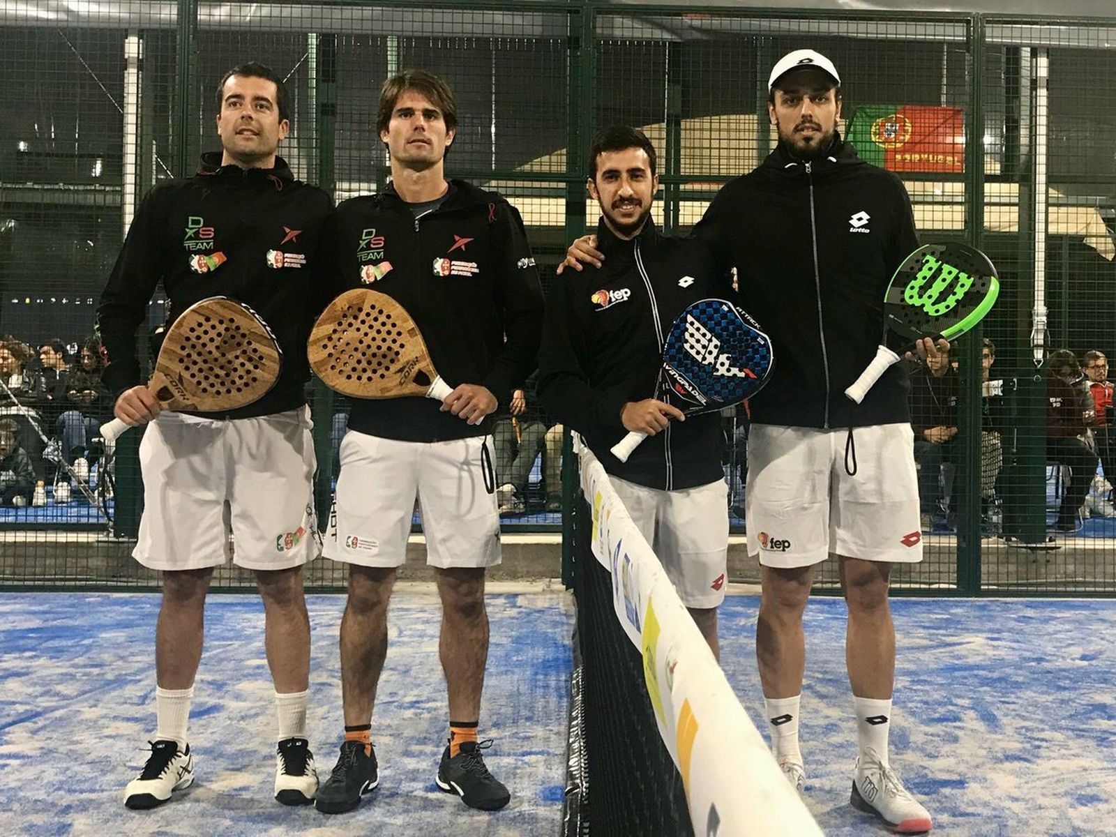 Álvaro Cepero y Pablo Lijó (d) posan con sus rivales portugueses de la final.