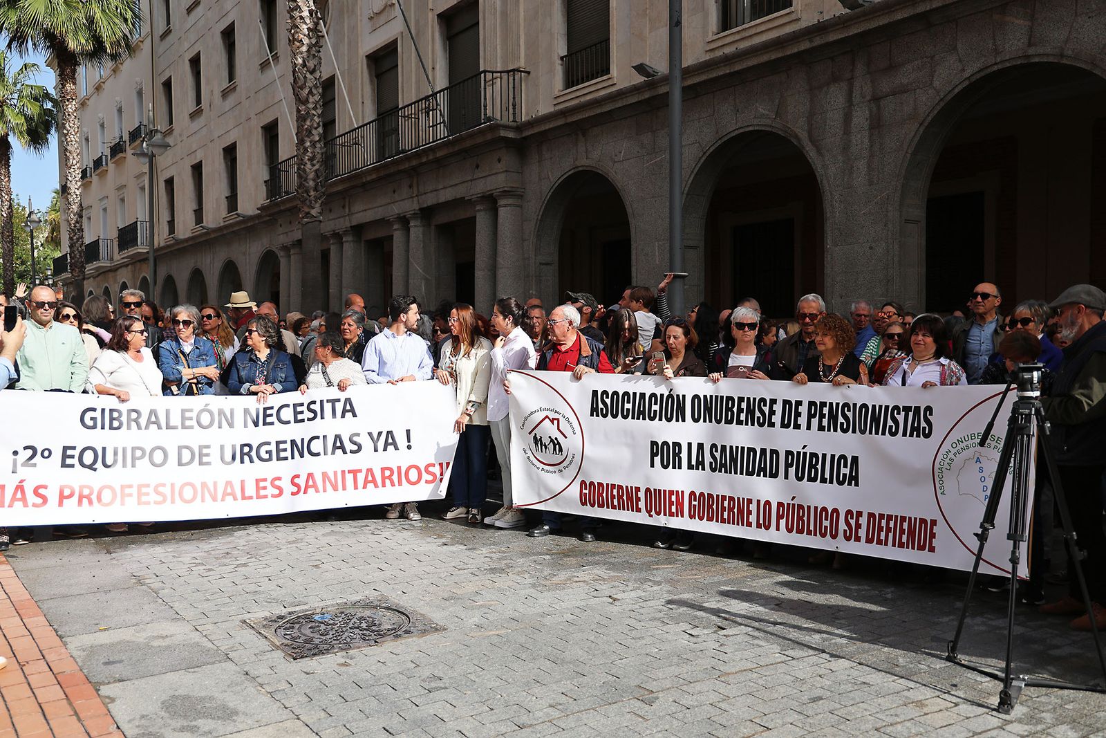 Imágenes de la concentración de la Marea Blanca de Huelva por la sanidad pública
