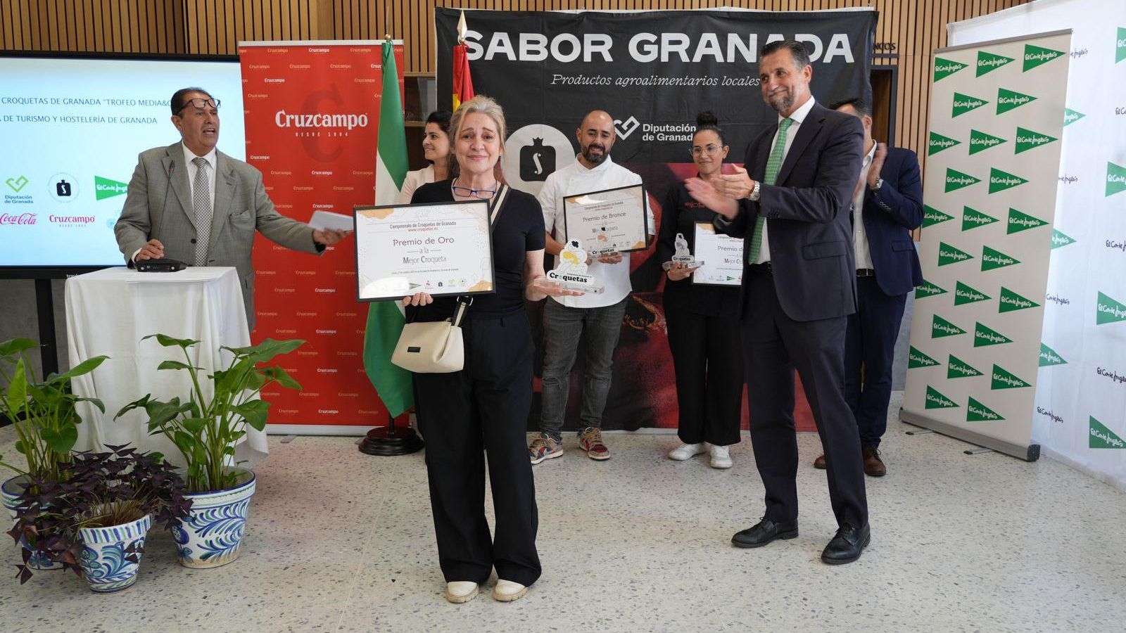 La ganadora del Premio de Oro, Carmen Bullejos del Bar Rojo.