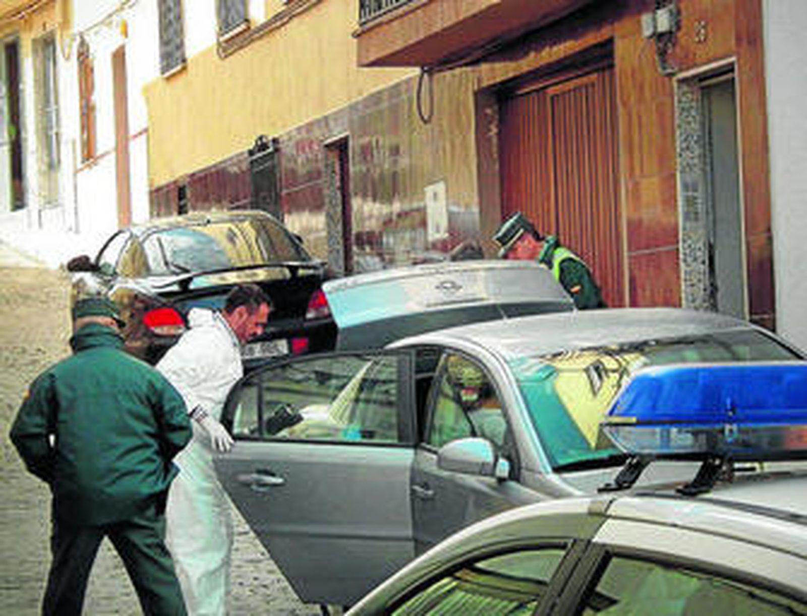 Agentes de la Guardia Civil, ayer ante la casa de Torredelcampo donde fue apuñalada la mujer.