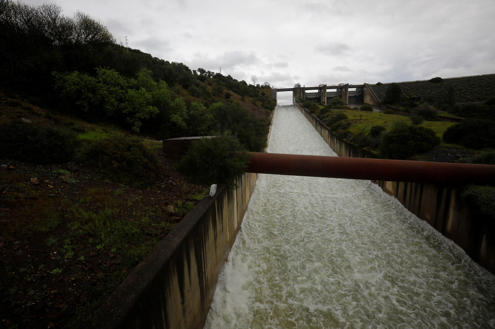 El desembalse del pantano de Navallana, en imágenes