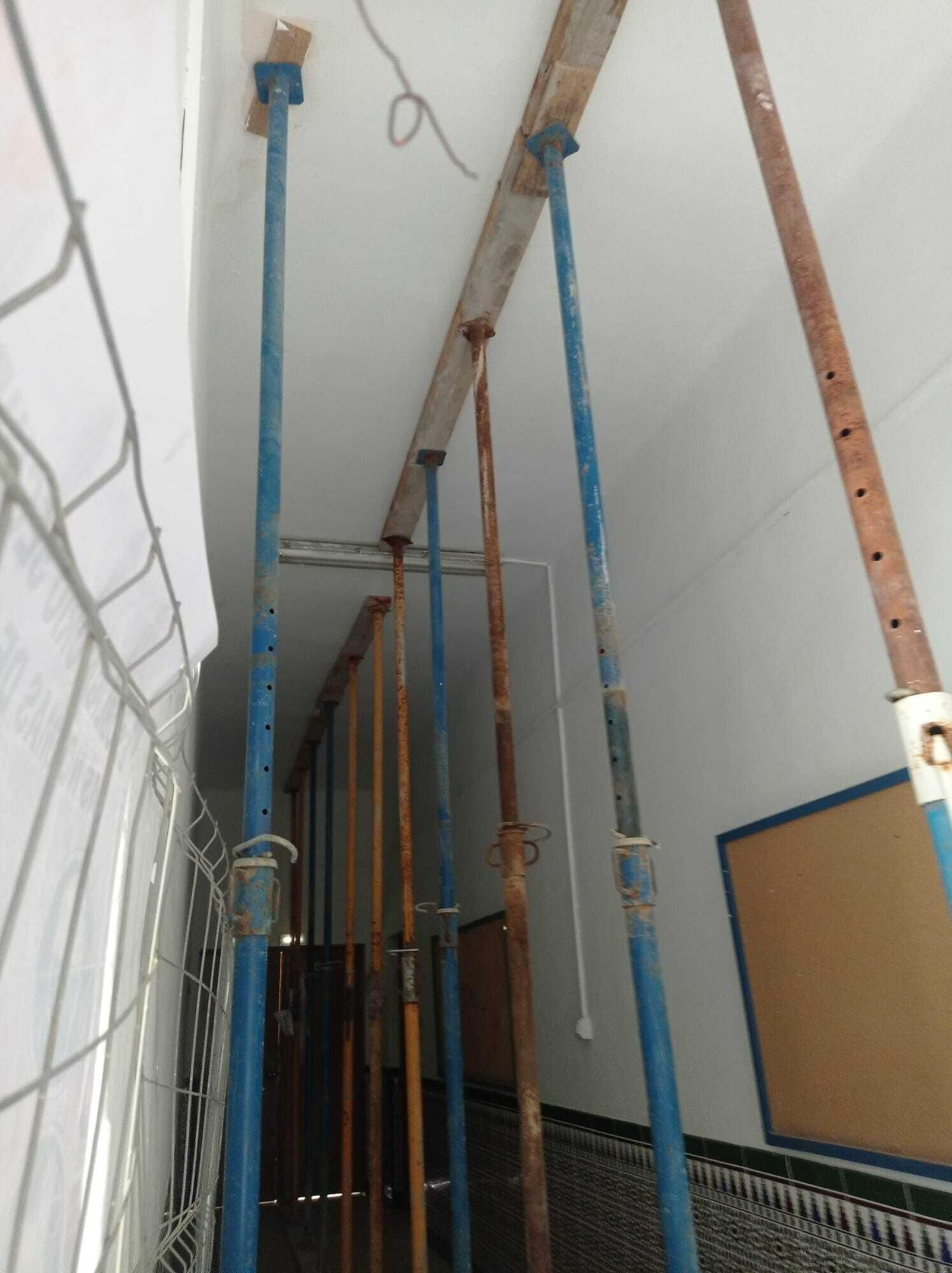 Un aula del colegio Domingo Lozano de Málaga apuntalada. Un aula del colegio Domingo Lozano de Málaga apuntalada.