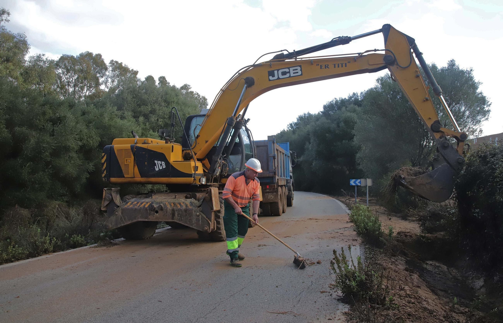 Fotos de las labores de limpieza y retirada de barro en la carretera CA-9203, que une Pinar del Rey con la Estación de San Roque