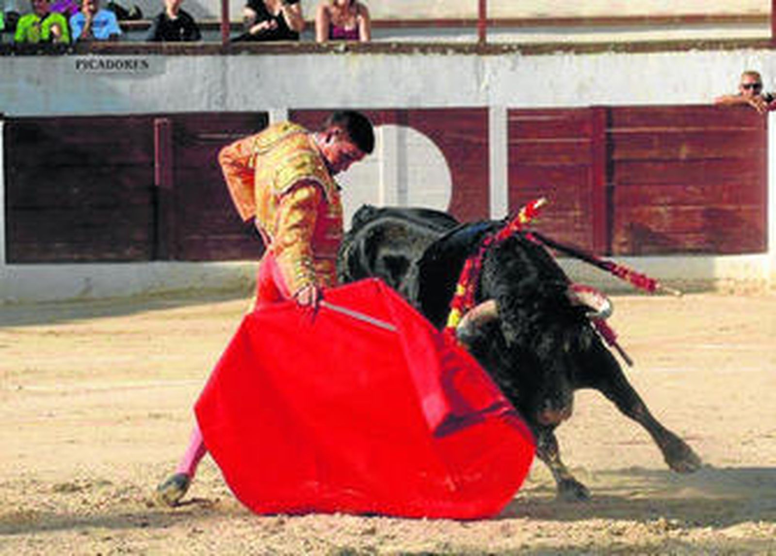 El almeriense ejecutando un derechazo a su primero.