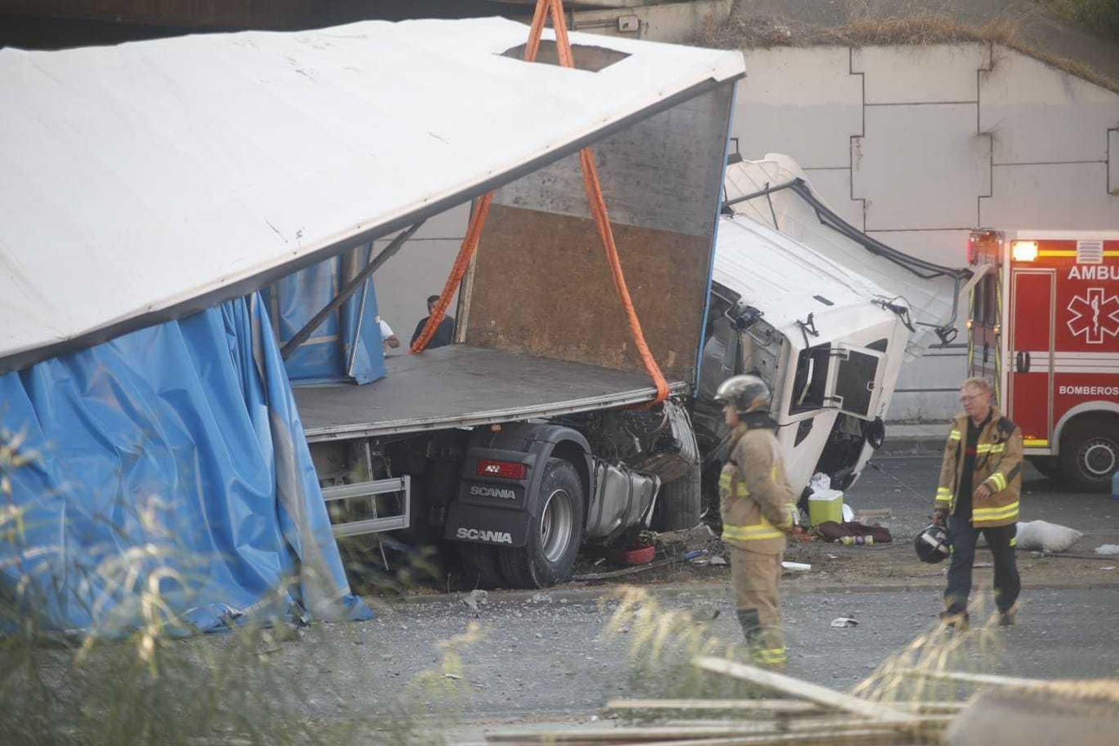 Las imágenes del camión accidentado en Montes Sierra