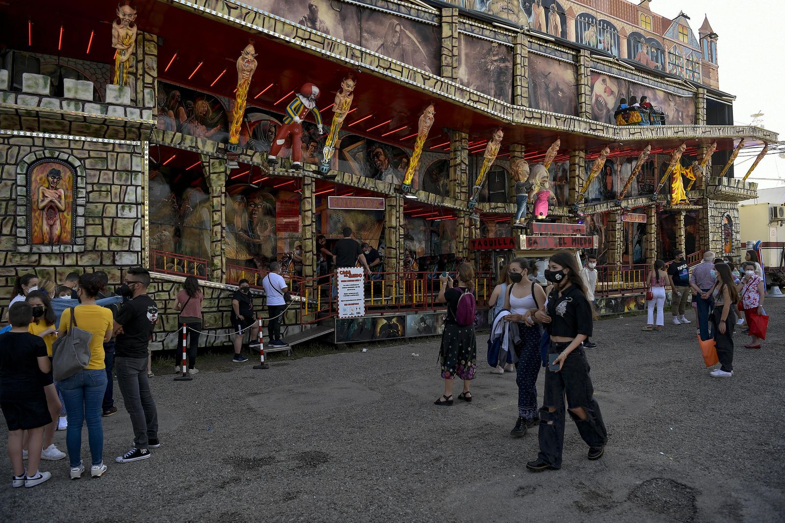 Atracciones de feria, columpios, niños y vida en el Corpus 2021