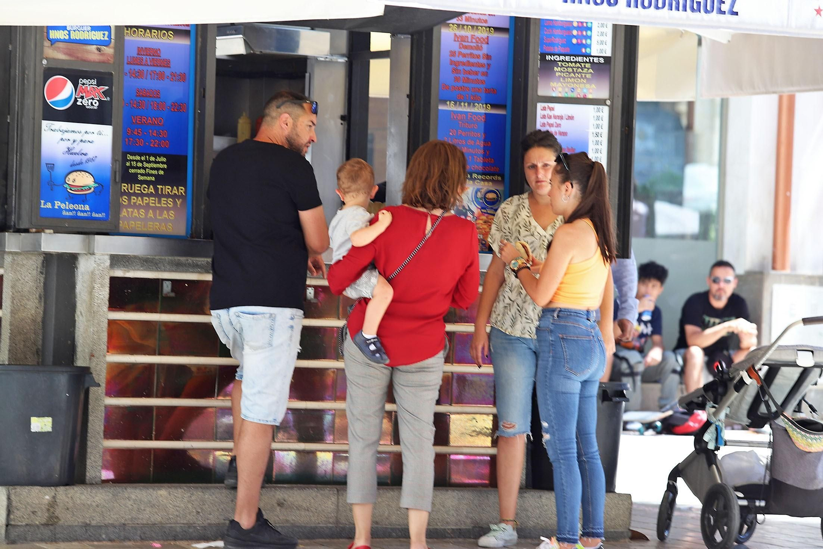 Gente en la Plaza de las Monjas de Huelva.