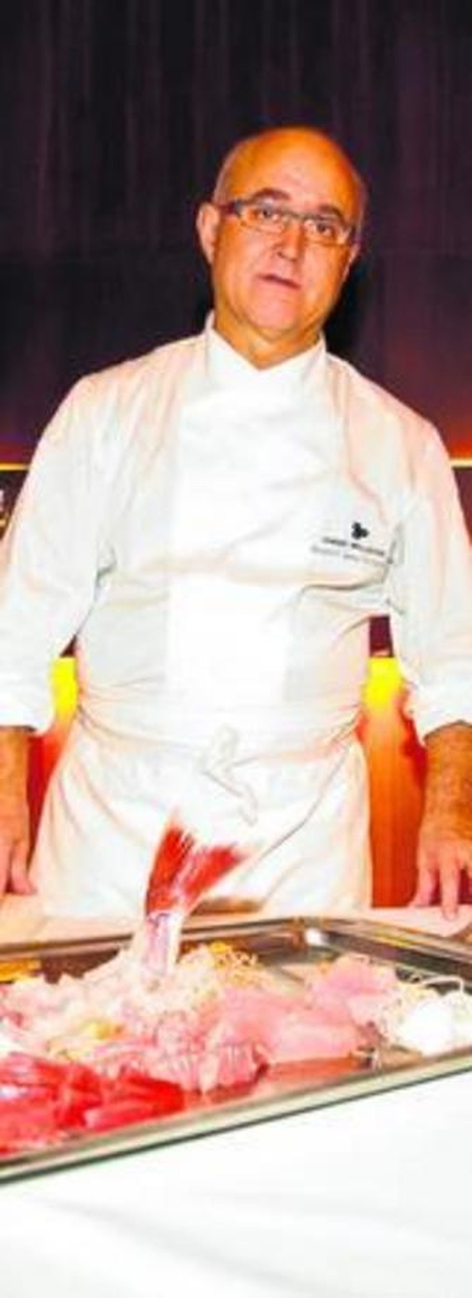 Ricardo Sanz y uno de sus platos centrado en el pescado.