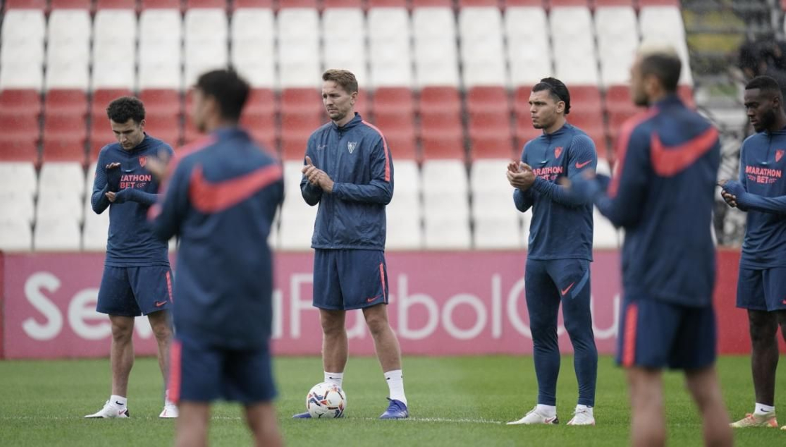 Idrissi, De Jong, Rekik, Gnagnon y, de espaldas, Óliver Torres y Joan Jordán, aplauden en memoria de Maradona.