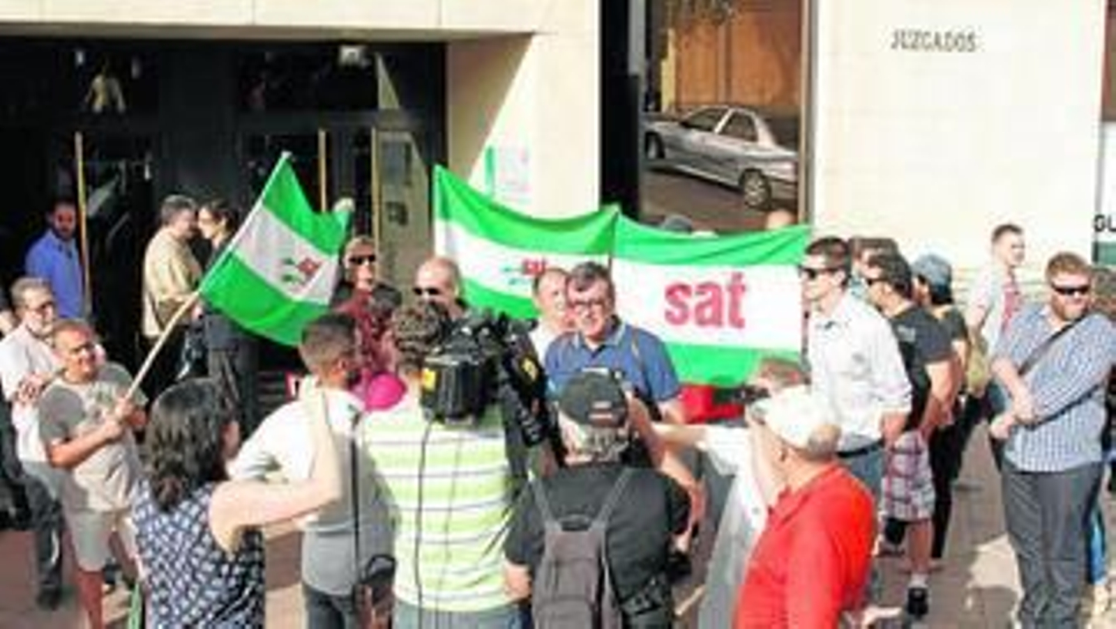 Expectación mediática suscitada ayer en la Caleta por el juicio.