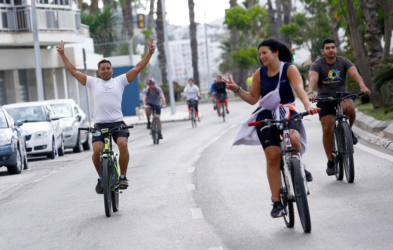 Varias personas pasean en bicicleta este lunes en Málaga