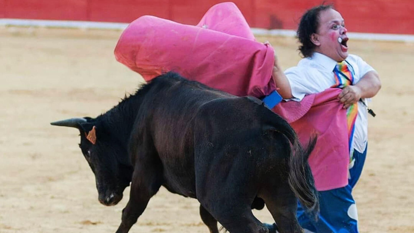 Jimmy Muñoz torea una vaquilla durante un espectáculo cómico.