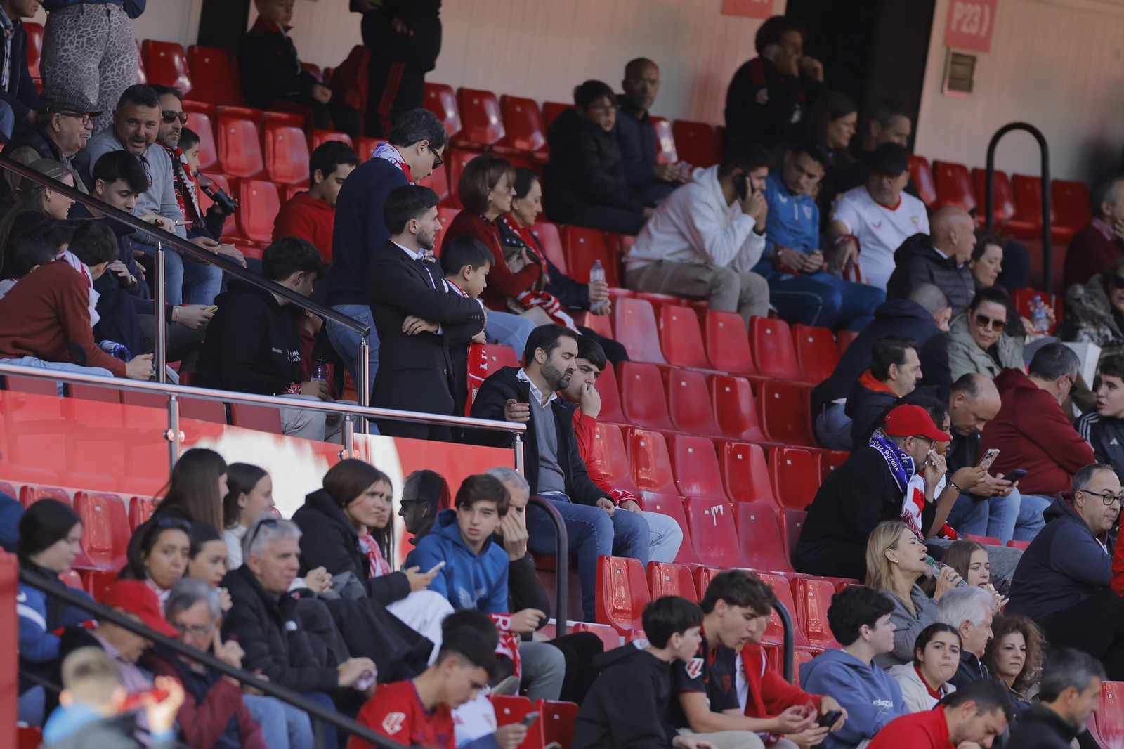 Búscate en las fotos del Sevilla - Oviedo