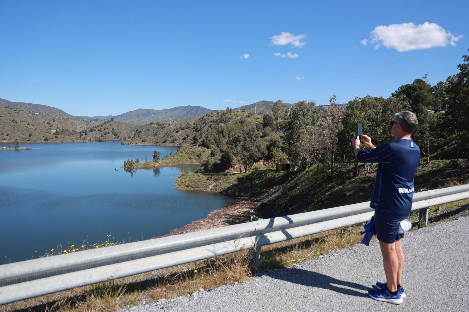 Un hombre fotografía la presa de El Limonero en una imagen de archivo.
