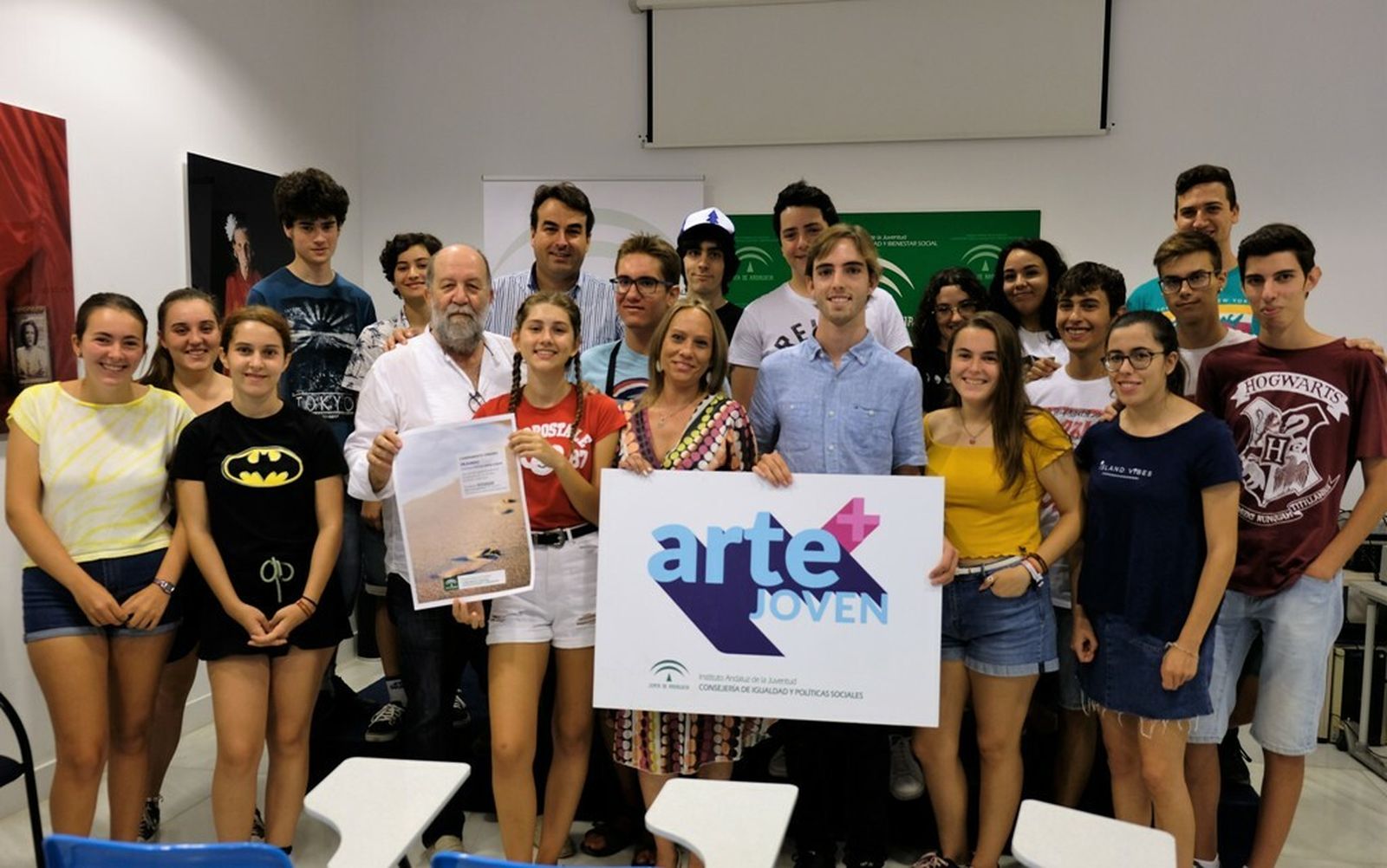 Los coordinadores, Antonio Márquez y Kike Díaz, junto a jóvenes participantes