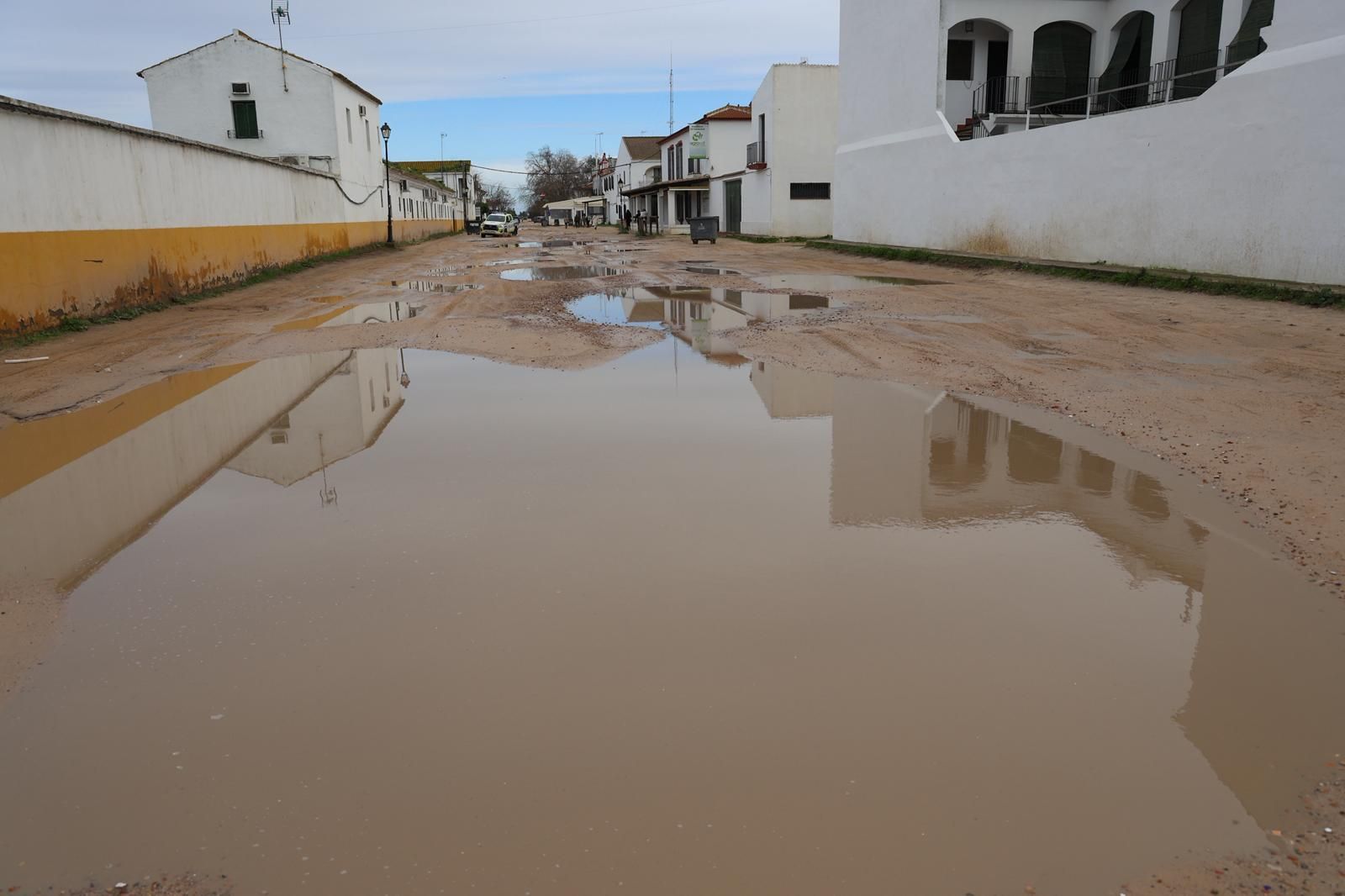 El Rocío tras la inundación de este sábado por la borrasca Marta: fotografías de las calles anegadas en la aldea