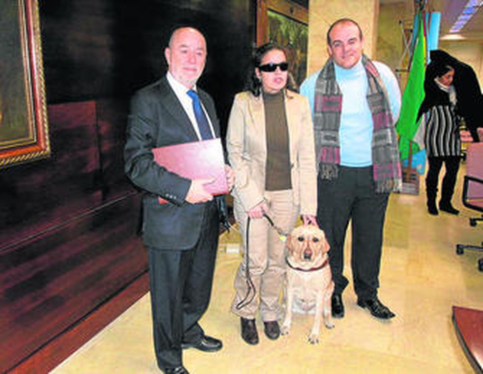 Pedro Molina, acompañado por Lourdes González y José del Sagrado Martínez.