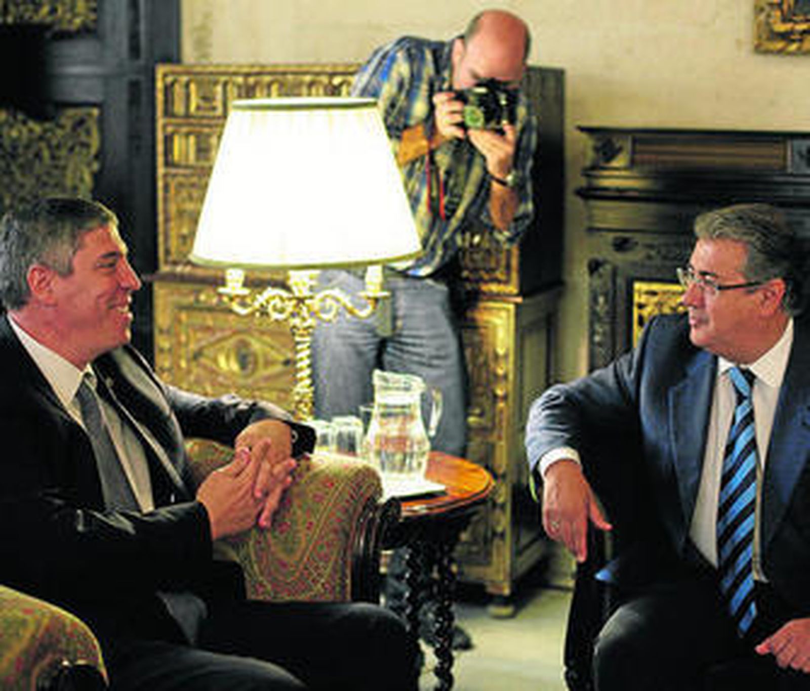 El presidente de Renault, José Vicente de los Mozos, con el alcalde de Sevilla, Juan Ignacio Zoido.