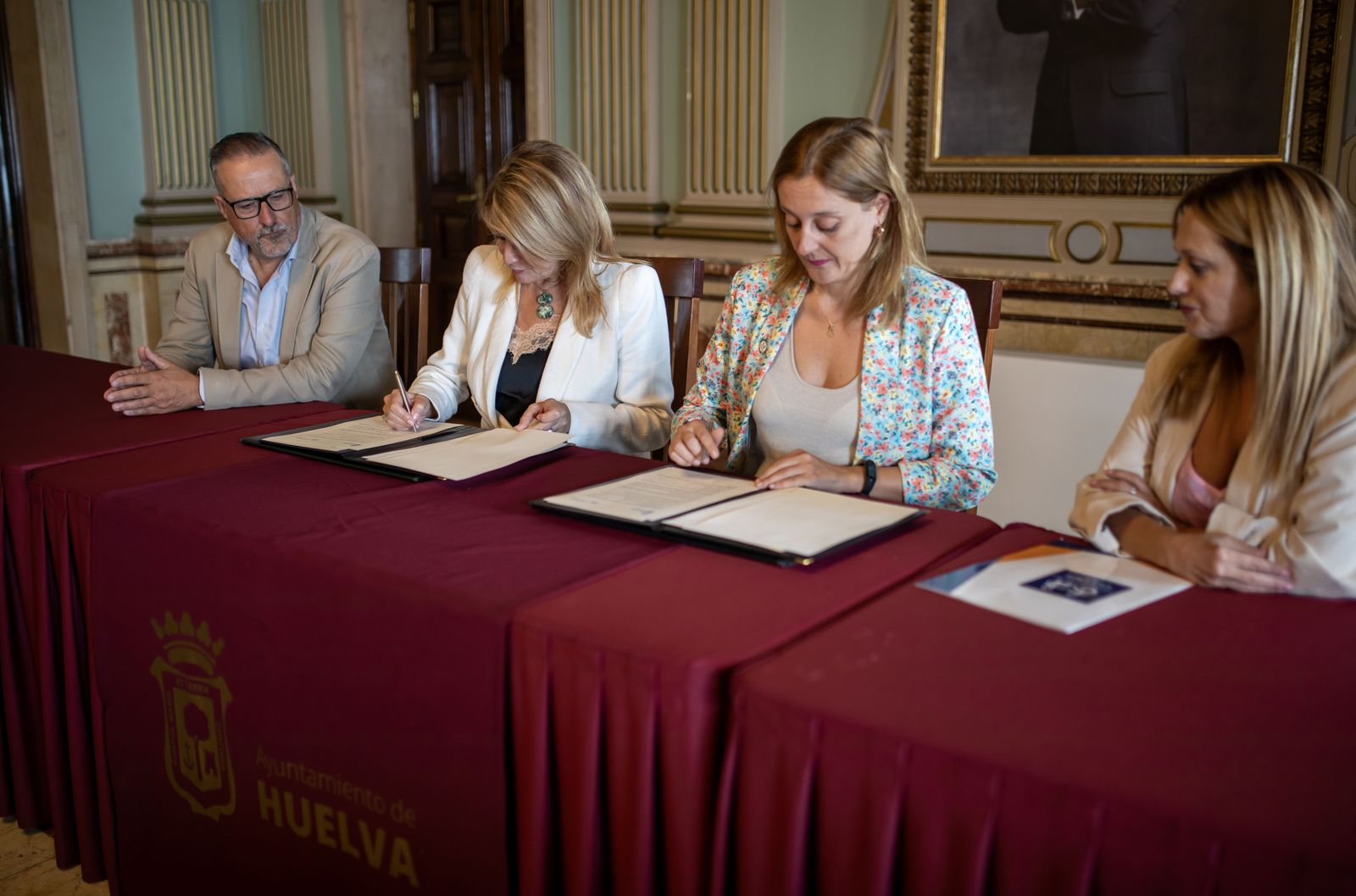 Firma del convenio entre el Ayuntamiento de Huelva y Cocemfe