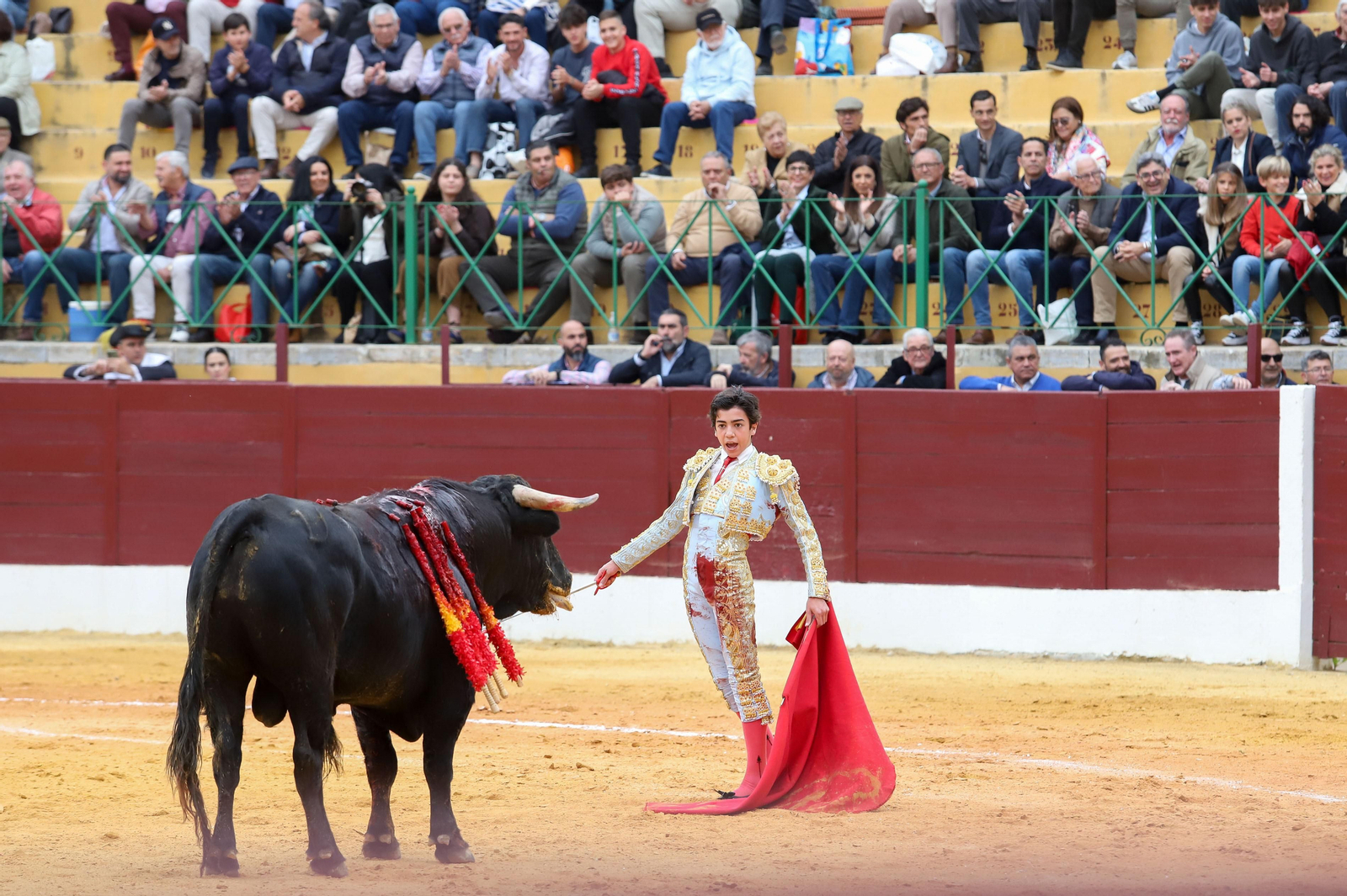 Imágenes de la novillada previa a la Semana Santa en la plaza de toros de La Línea