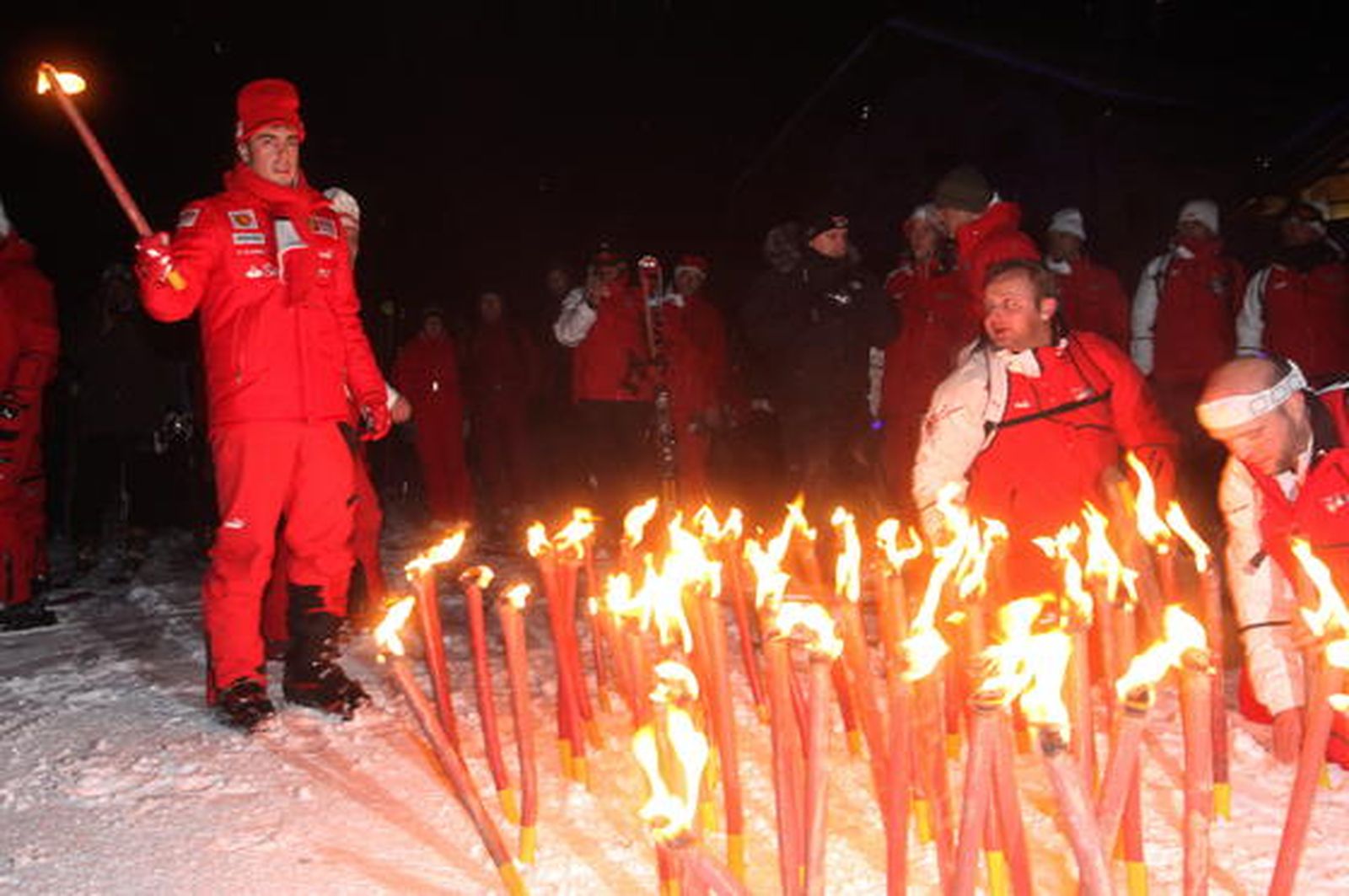 Alonso porta una antorcha en Madonna di Campiglio.

Foto: Agencias