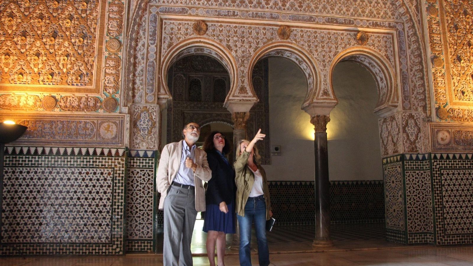 Bernardo Bueno, alcaide del Alcázar; Isabel Rodríguez, directora del palacio; y Rocío Campos, una de las restauradoras, contemplan el estado de las yeserías.