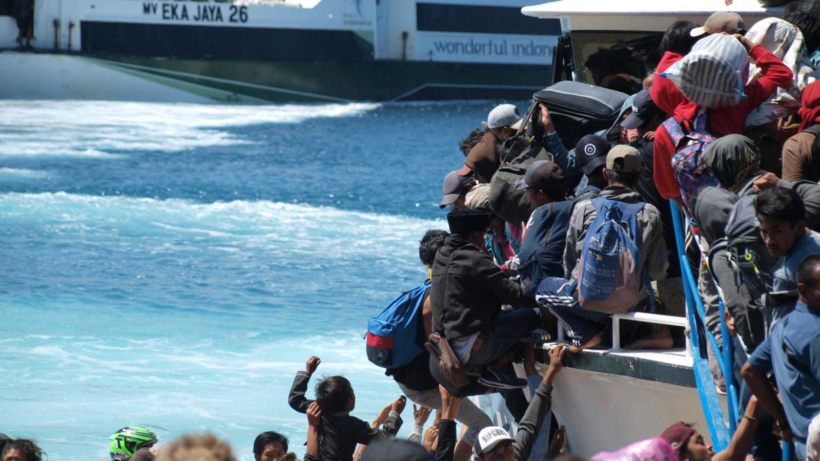 Fotografía de las personas residentes en la isla Gili Trawangan siendo evacuadas