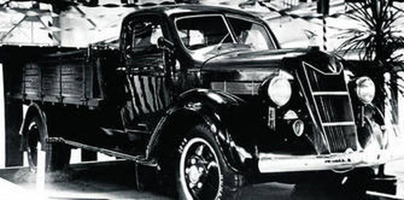 Haciendo un poco de historia, en la imagen podemos observar y disfrutar un Toyota Model G1 truck del año 1935.