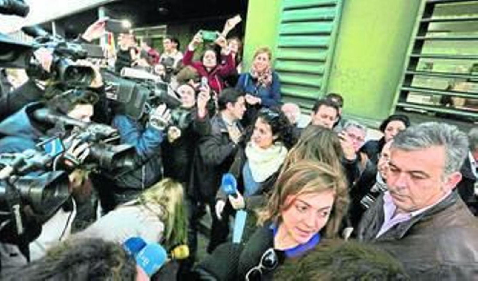 La edil del IU en el Ayuntamiento de Jerez Ana Fernández -en primer término-, ayer en el Juzgado de Instrucción número 2 de la ciudad gaditana. La edil del IU en el Ayuntamiento de Jerez Ana Fernández -en primer término-, ayer en el Juzgado de Instrucción número 2 de la ciudad gaditana.