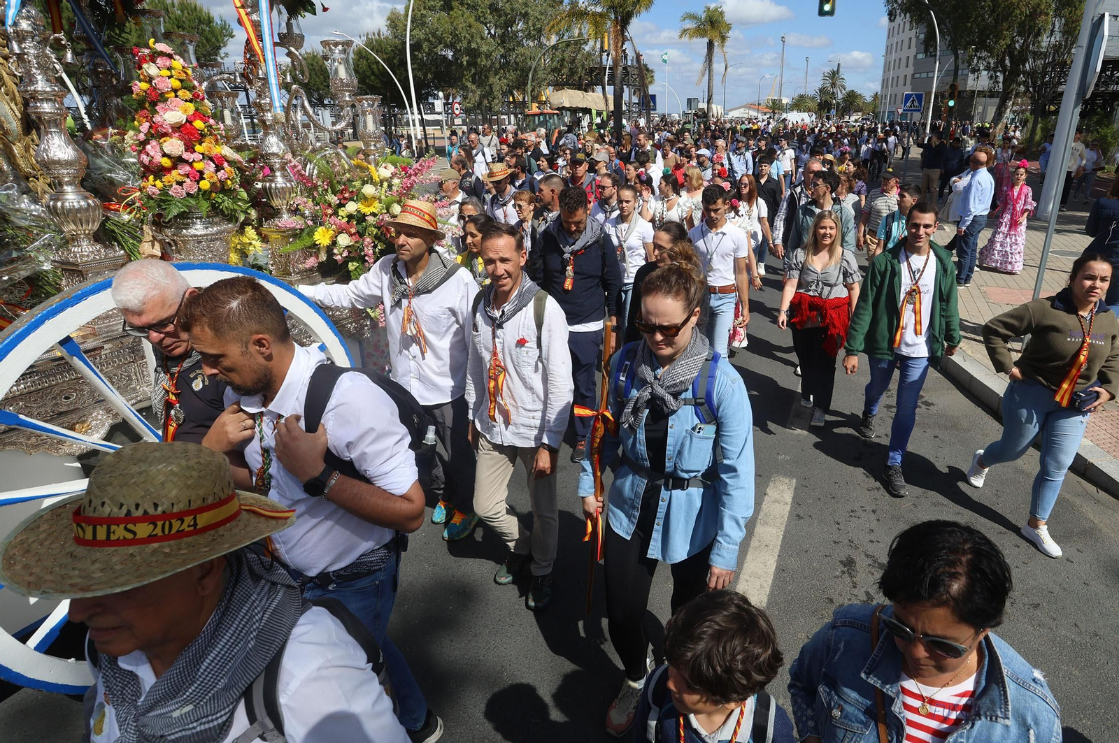 Las mejores imágenes de los peregrinos en la salida de Emigrantes