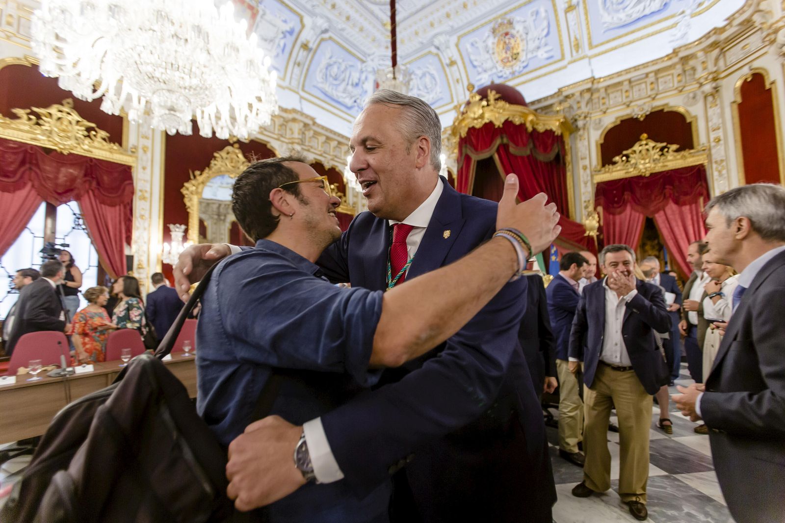 Las imágenes del relevo en la presidencia de la Diputación de Cádiz