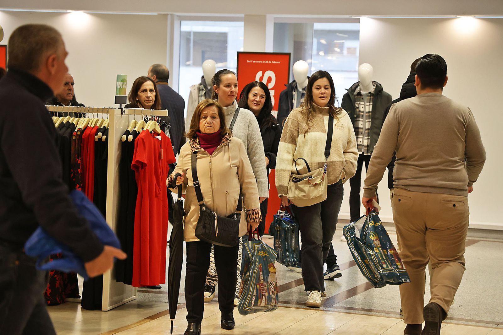 Las fotos del primer día de rebajas en El Corte Inglés de Huelva: frío, colas y descuentos