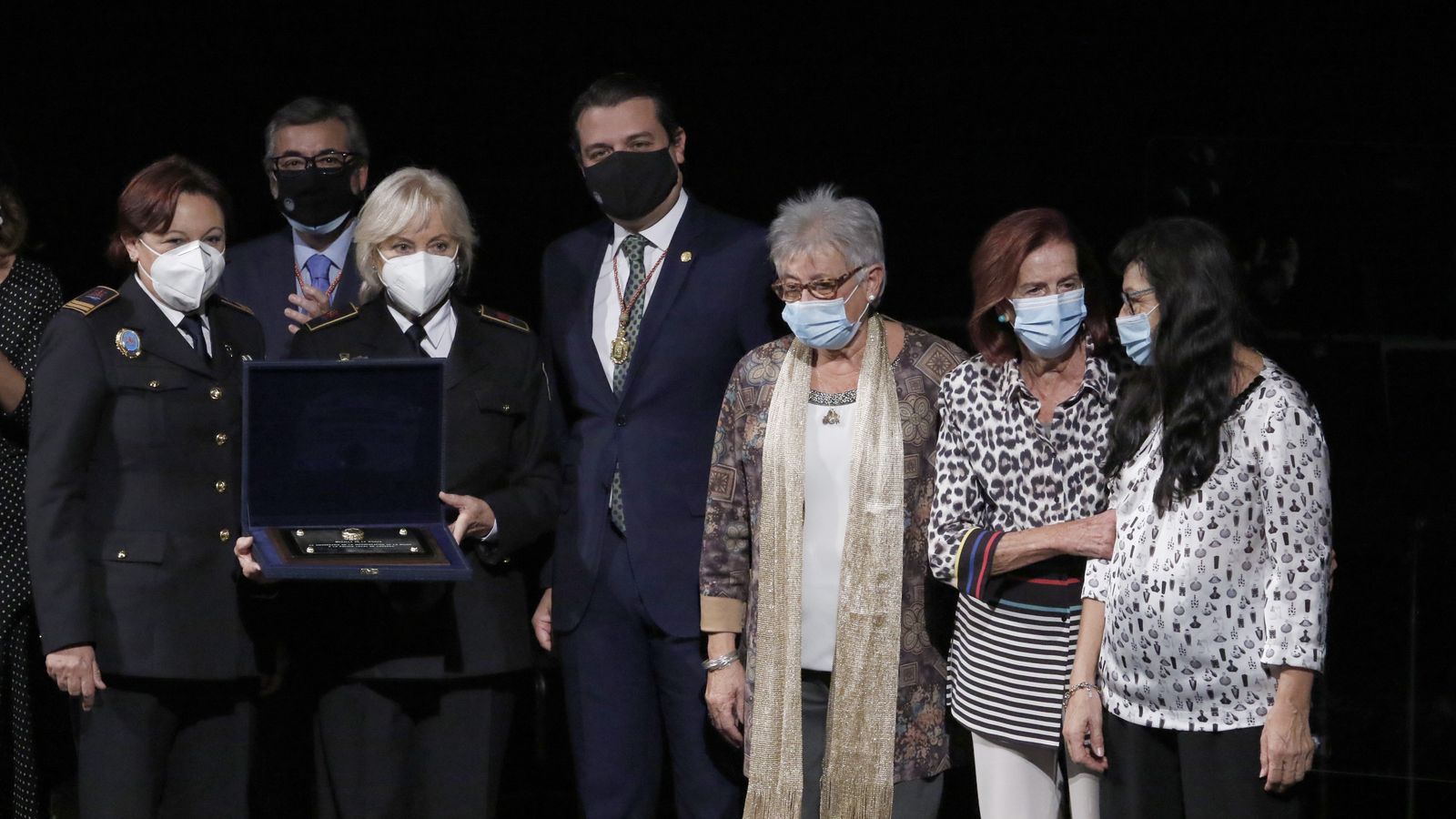Las primeras mujeres de la Policía Local reciben la Medalla de Córdoba