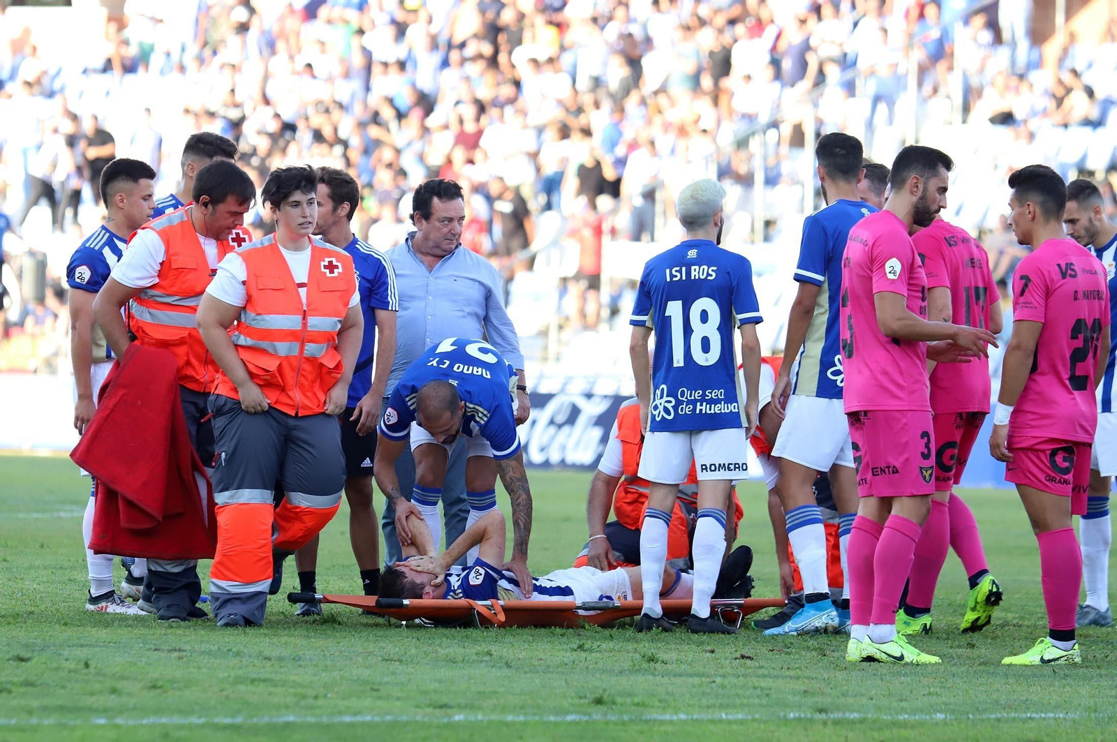 Quique Rivero, tumbado en la camilla, se duele tras la violenta entrada que sufrió en el partido con el UCAM Murcia.