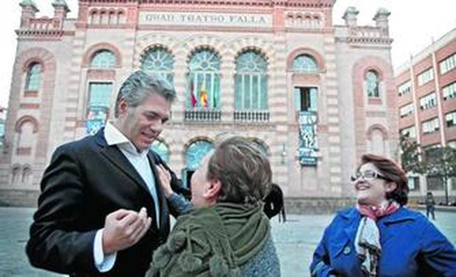 Agustín Bravo saluda a unas señoras que se acercaron al verlo en el exterior de la plaza Fragela la tarde de pasado jueves.