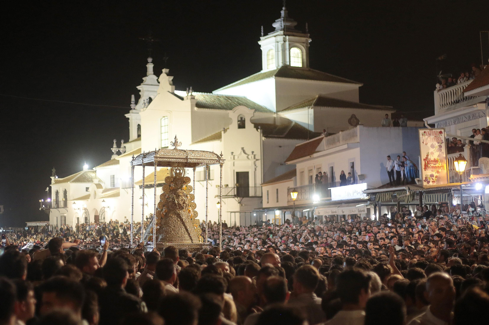 El Rocío 2023: Salto a la reja y procesión de la Virgen del Rocío en imágenes