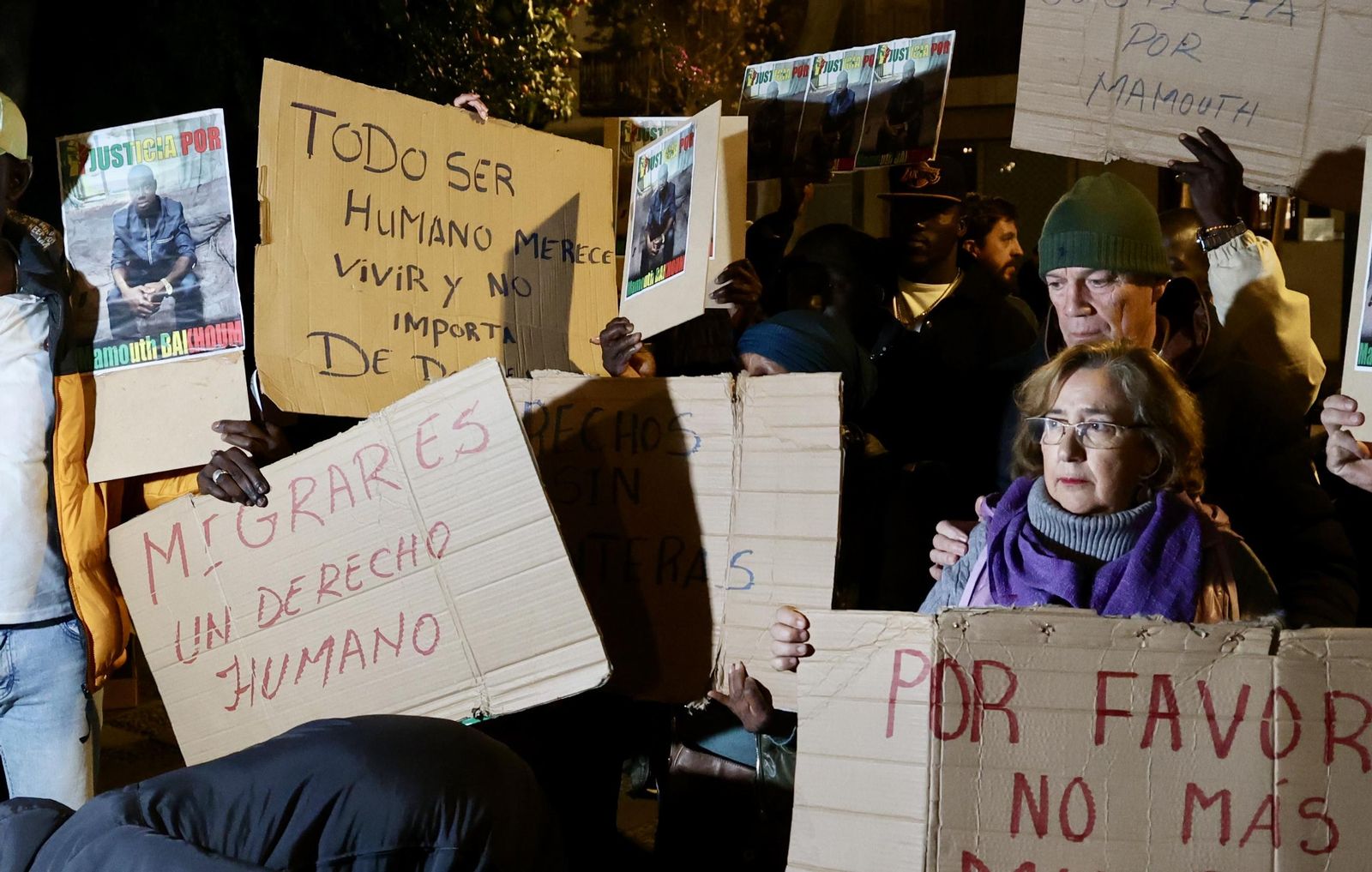Concentración de senegaleses por la muerte de Mamouth