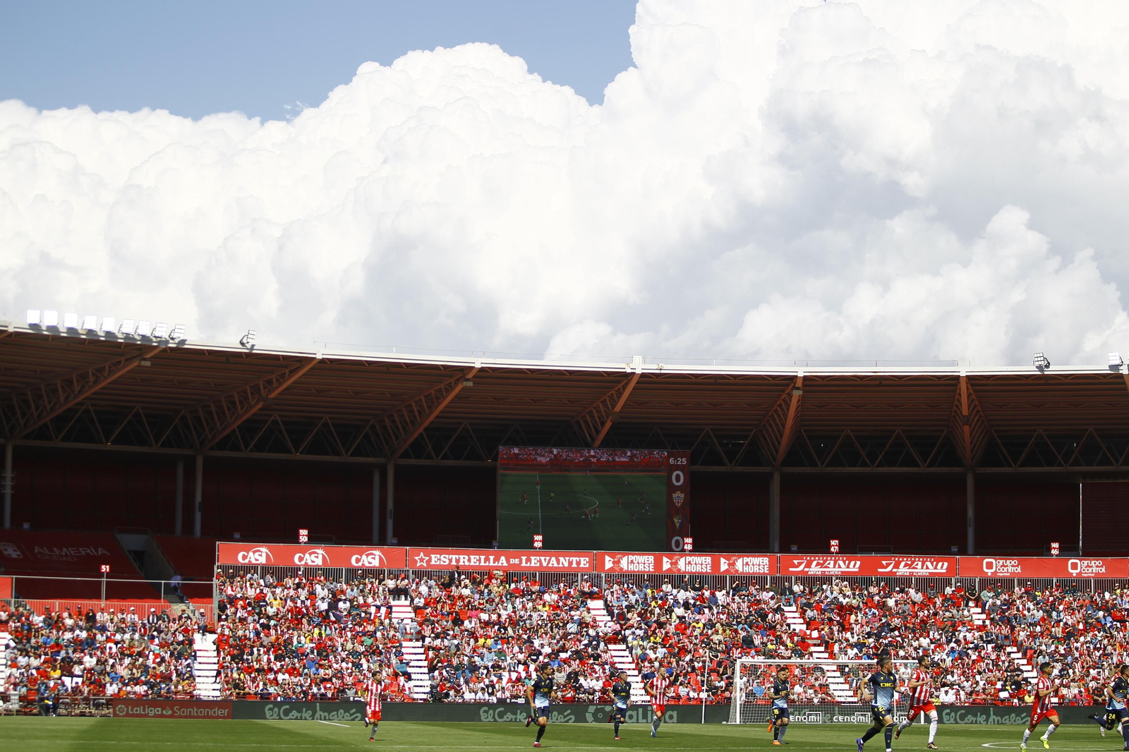 Imágenes del partido de la Liga Santander U.D. Almería-Cádiz C.F.