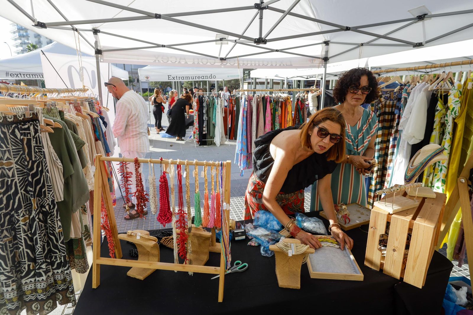 Las imágenes del mercadillo de la Noche Abierta del Comercio en Extramuros en Cádiz