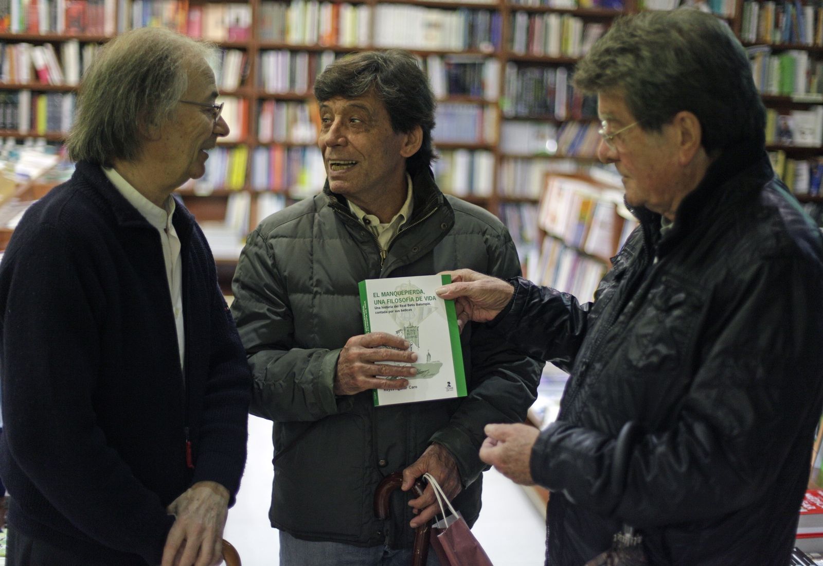 Gualberto y Benito Moreno con el ex entrenador del Betis, Paco Chaparro, en un acto cultural en la Librería Beta  en 2012.