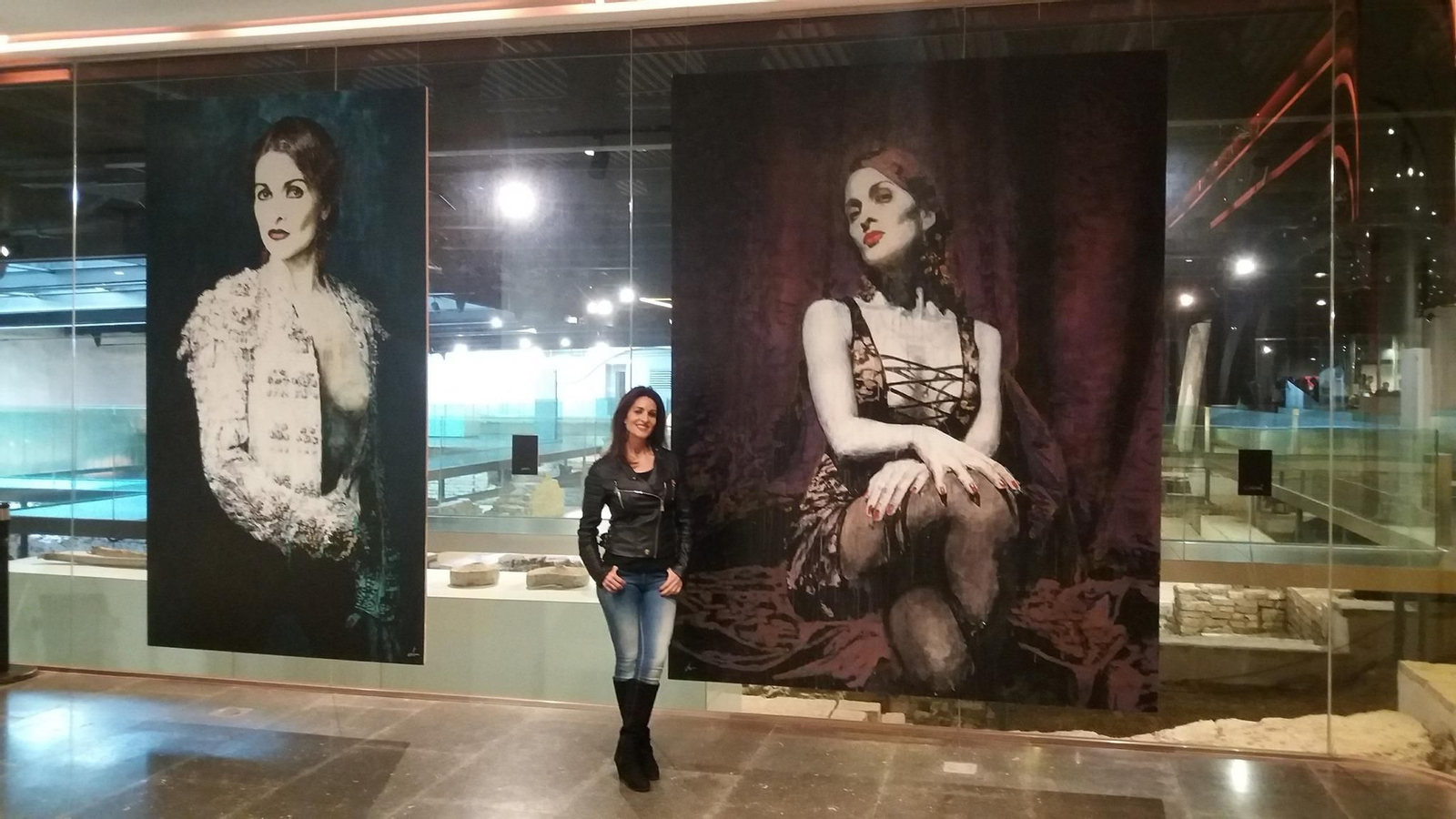 La artista Asun Naranjo junto a dos de sus obras de 'Ítaca' en el Antiquarium.