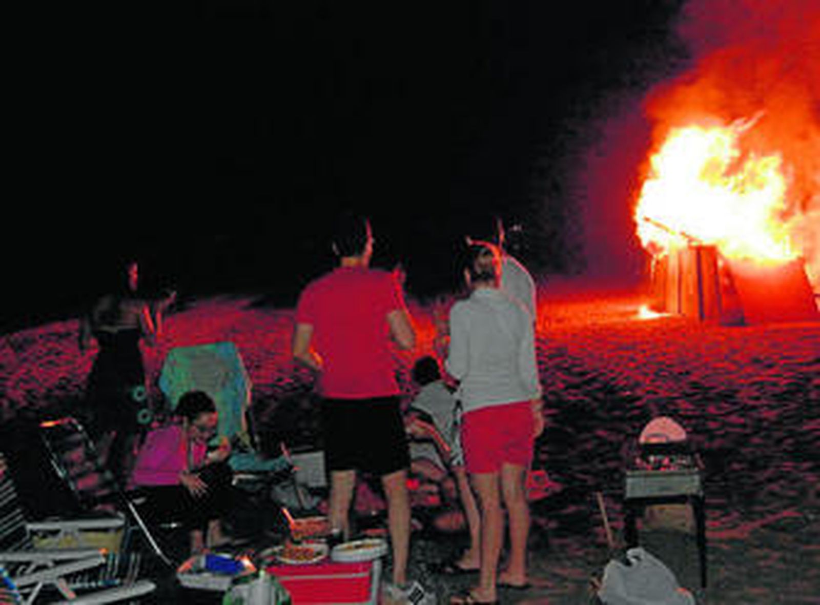 Los ladrones sustrajeron varias mochilas que depositaron bajo unas sombrillas.