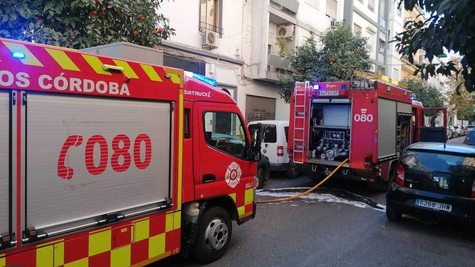 Imagen de archivo de otra intervención de los Bomberos de Córdoba. Imagen de archivo de otra intervención de los Bomberos de Córdoba.
