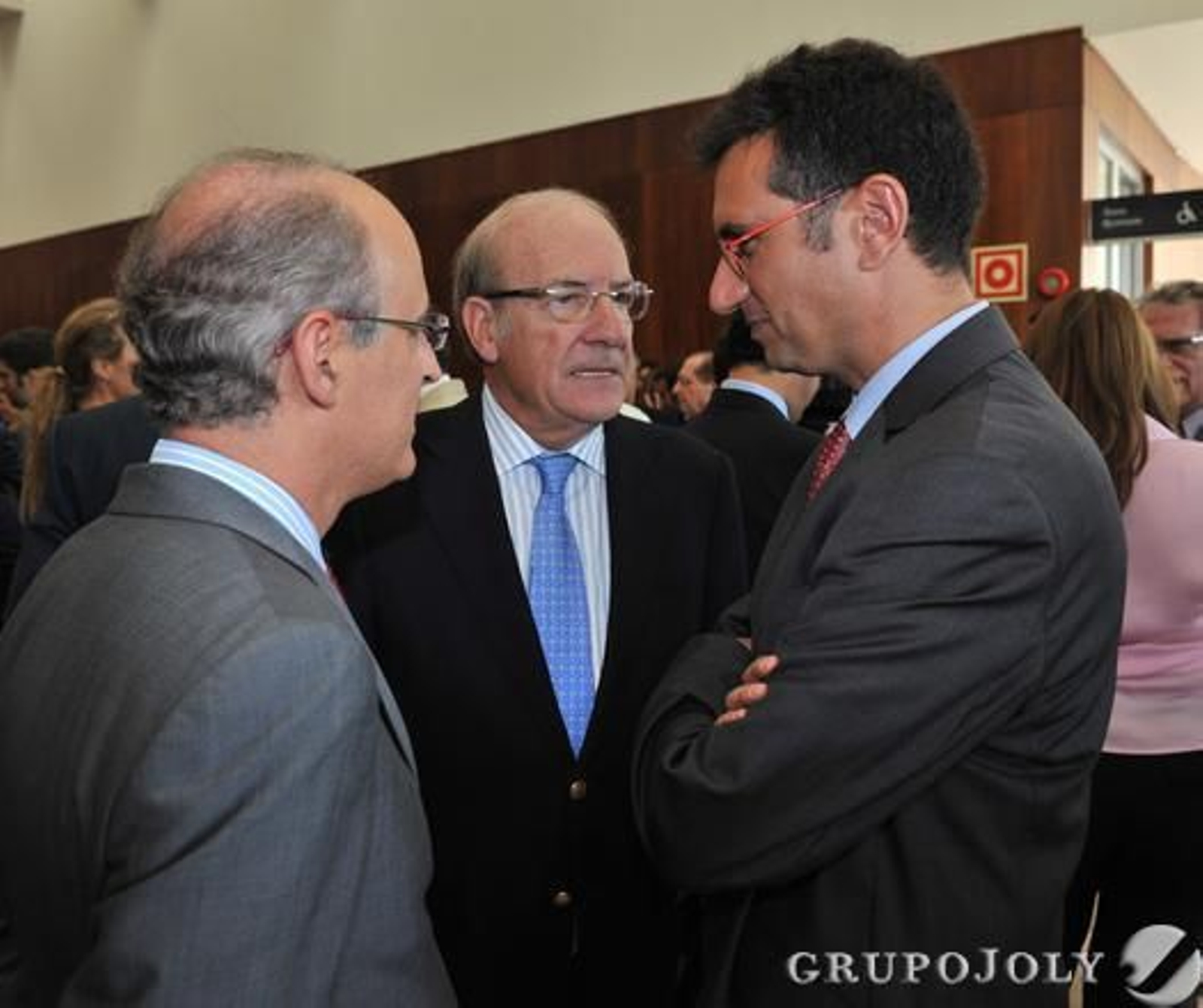 Pedro Rodríguez, alcalde de Huelva, conversa con Francisco Velasco, director de EOI, y Javier Chaparro, director de 'Huelva Información'.

Foto: Victoria Hidalgo / Juan Carlos Vazquez