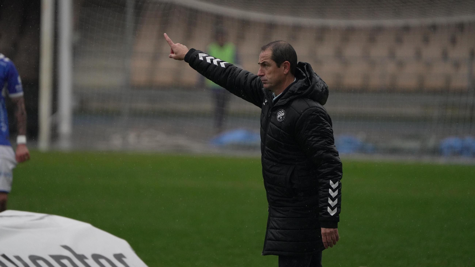 Diego Caro, que no se sentó ni un segundo y aguantó la lluvia con sus jugadores, da instrucciones en la banda.