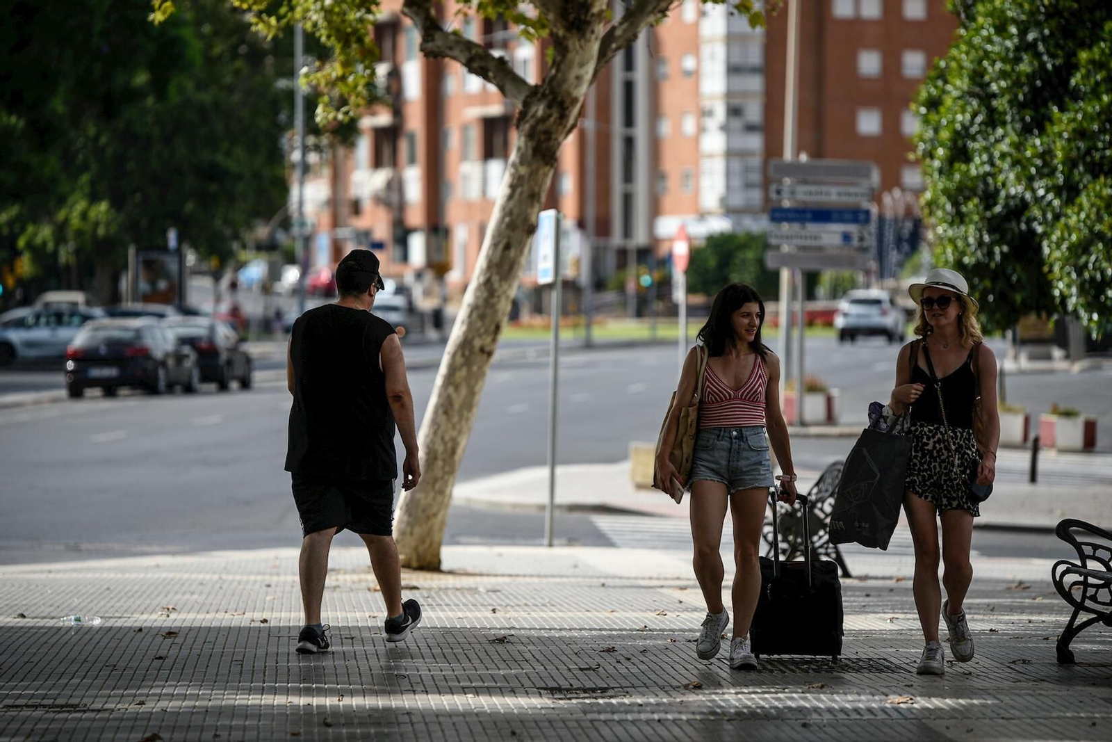 Las calles de Huelva semivacías por el calor.