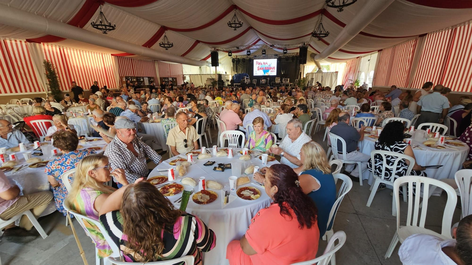 La cena de mayores, en la caseta municipal. La cena de mayores, en la caseta municipal.